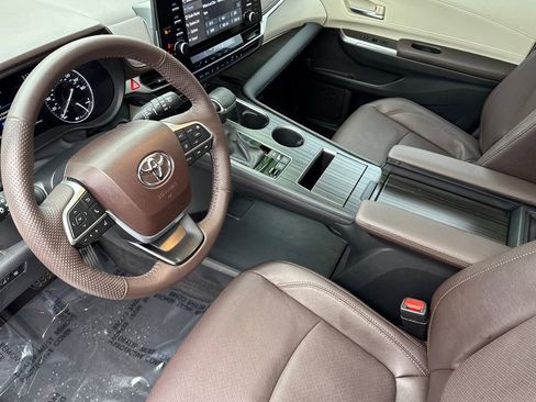 Used 2023 Toyota Sienna Platinum image 10