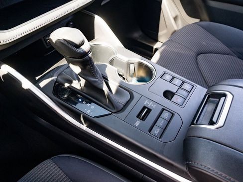 Used 2023 Toyota Highlander L image 16