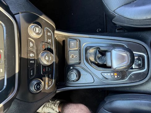 Used 2020 Jeep Cherokee Limited AWD/4WD image 25