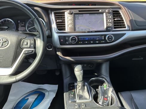 Used 2019 Toyota Highlander XLE FWD image 26