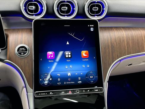 Used 2025 Mercedes-Benz GLC 300 4MATIC image 35