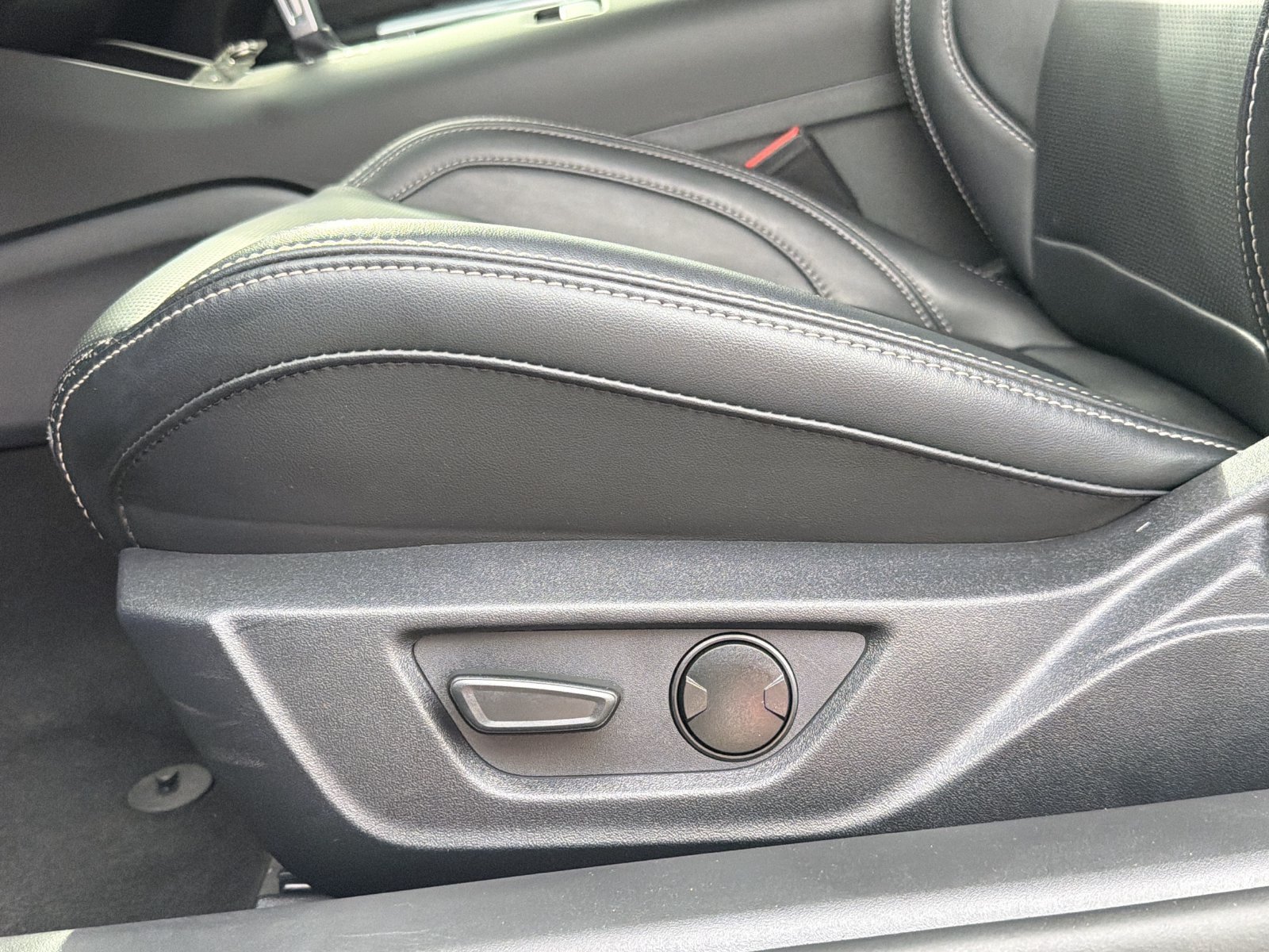 Used 2025 Ford Mustang Premium RWD image 17