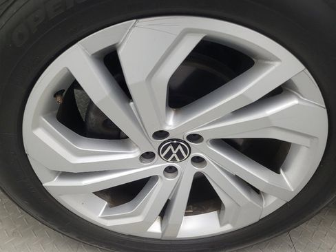 Used 2020 Volkswagen Atlas Cross Sport SEL image 31