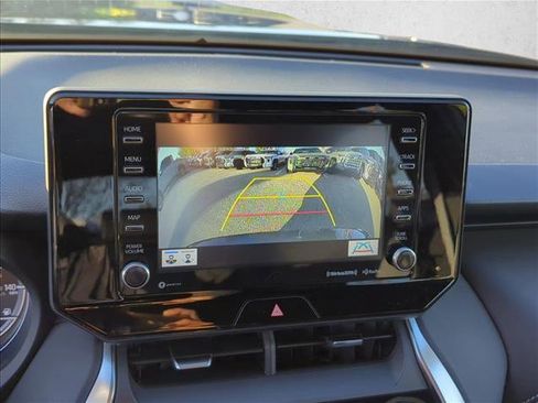 Used 2021 Toyota Venza XLE image 19