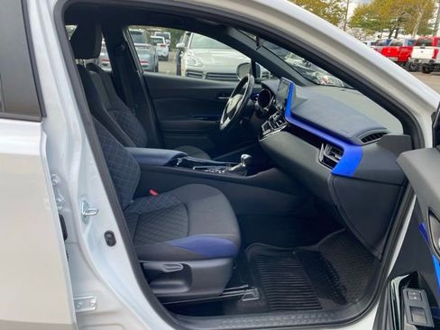 Used 2022 Toyota C-HR XLE image 31