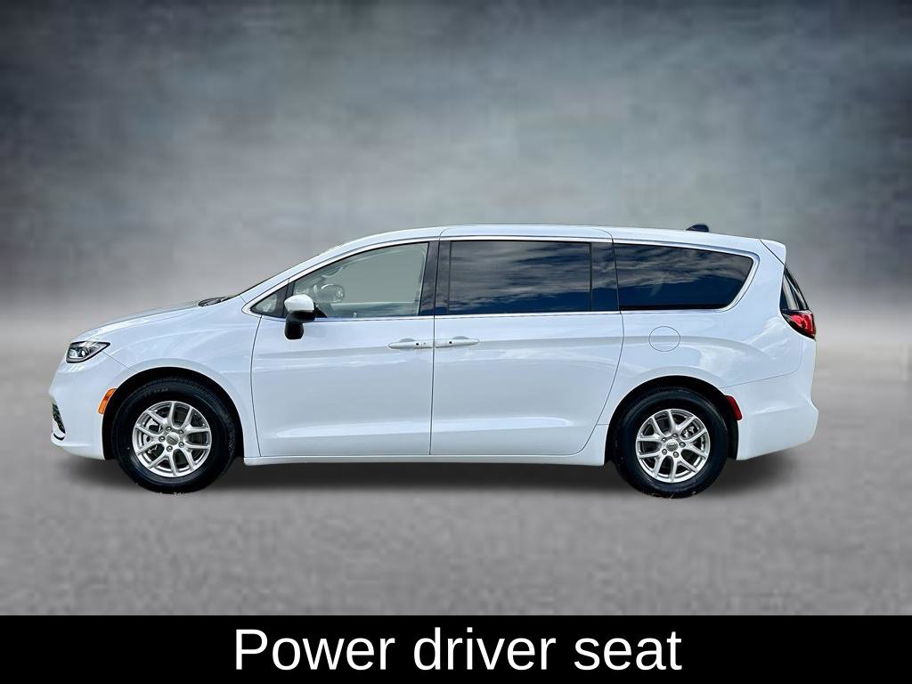 Used 2023 Chrysler Pacifica Touring-L FWD image 8