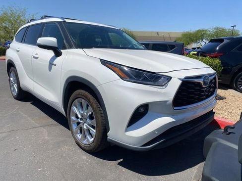 Used 2021 Toyota Highlander Limited FWD image 4