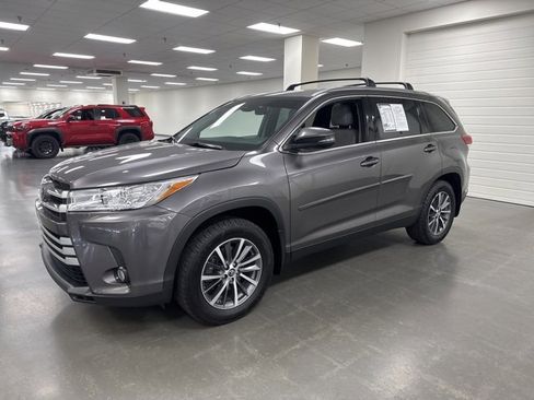 Used 2019 Toyota Highlander XLE image 3