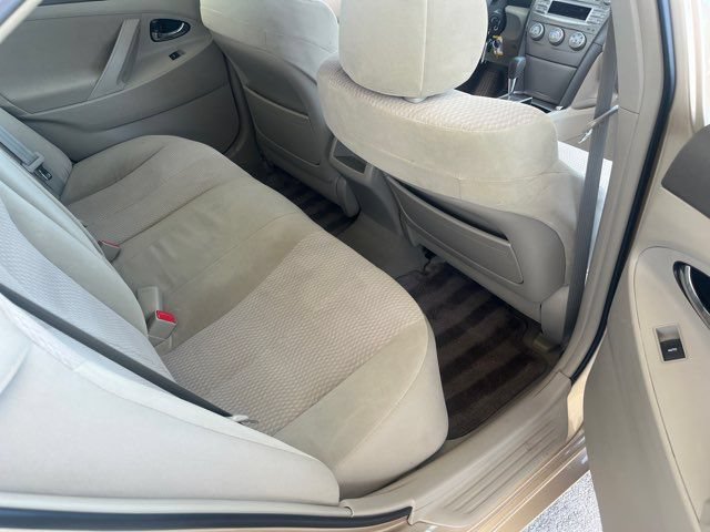 Used 2010 Toyota Camry LE FWD image 17