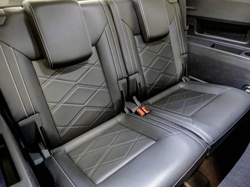 Used 2025 Volkswagen Atlas SE AWD/4WD image 34