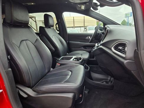 Used 2025 Chrysler Pacifica Select FWD image 29