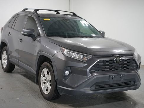 Used 2021 Toyota RAV4 XLE w/ Convenience Package FWD image 3