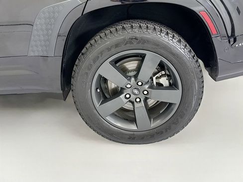 Used 2025 Land Rover Defender 130 X-Dynamic SE AWD/4WD image 30