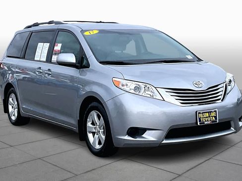 Used 2017 Toyota Sienna LE image 2