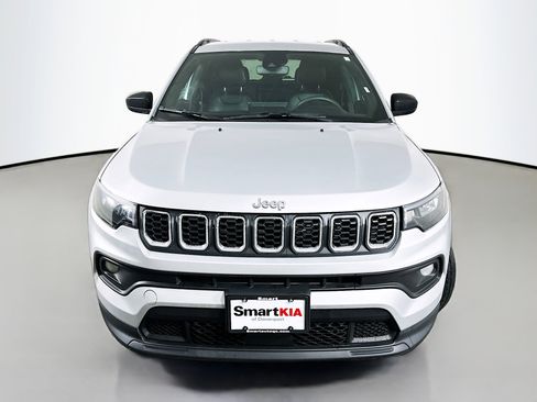 Used 2024 Jeep Compass Latitude image 2
