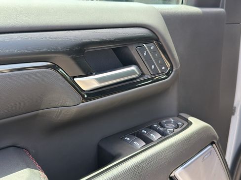 Used 2025 GMC Sierra 2500 AT4X AWD/4WD image 9