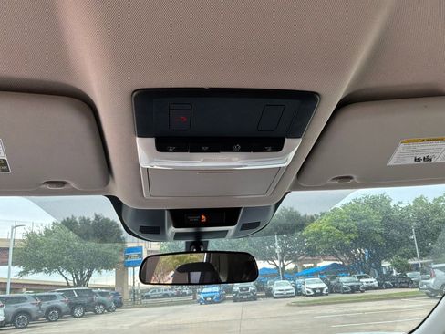 Used 2025 Nissan Rogue SV FWD image 17