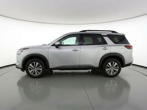 Used 2025 Nissan Pathfinder SV image 5