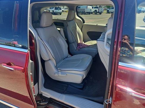 Used 2018 Chrysler Pacifica Limited FWD image 9