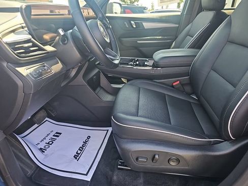 Certified 2025 Buick Enclave Preferred FWD image 18