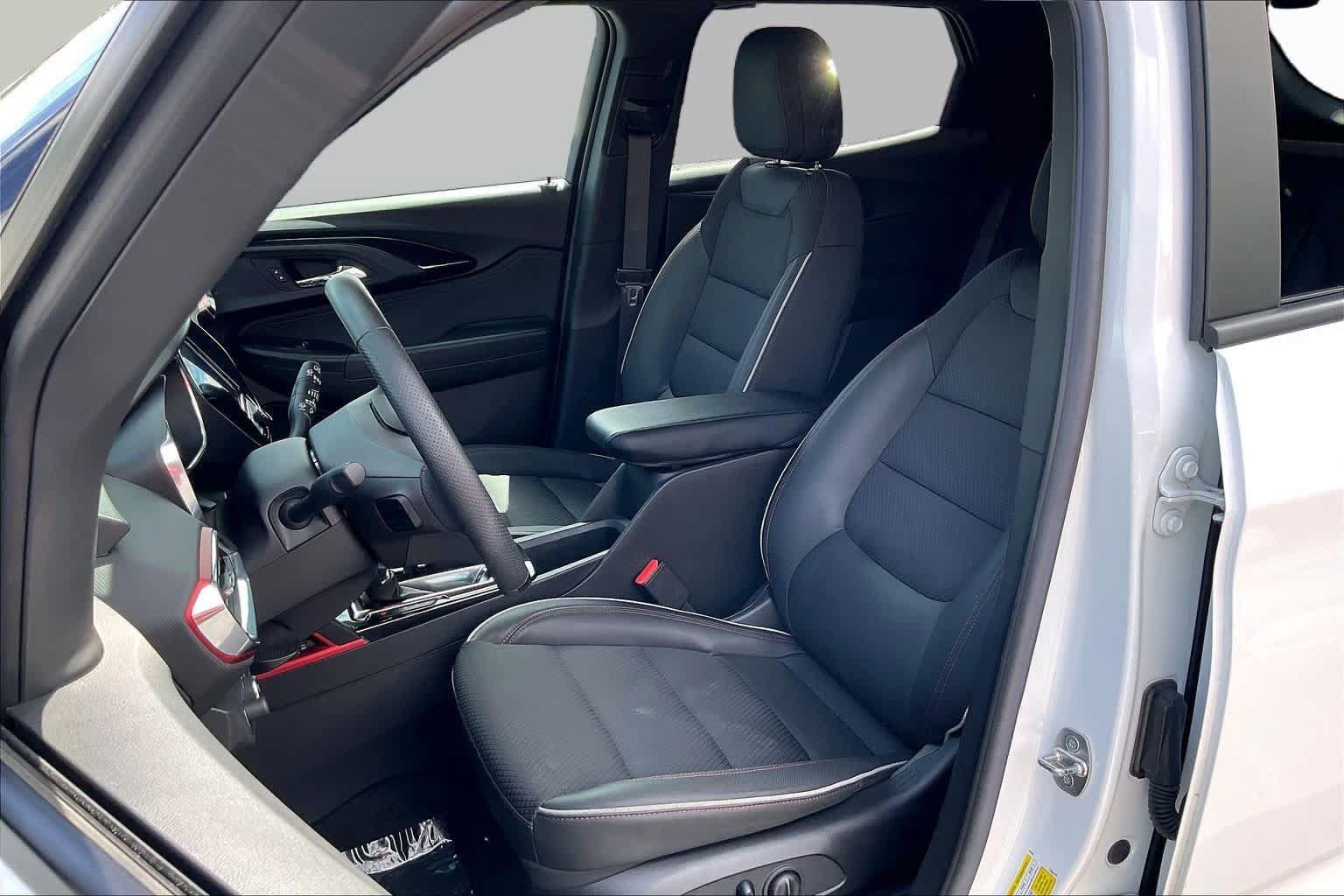 Used 2022 Chevrolet TrailBlazer RS w/ Technology Package FWD image 24