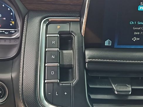 Used 2022 Chevrolet Suburban Premier image 18