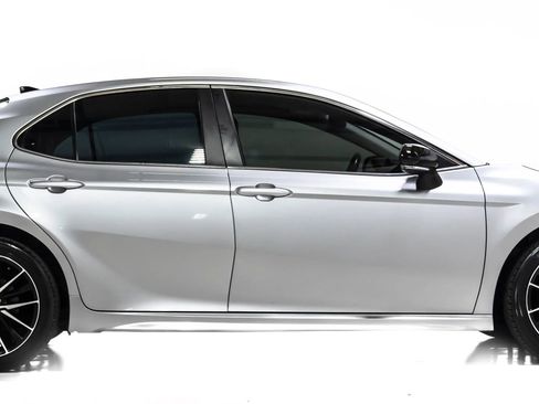 Used 2022 Toyota Camry SE image 6