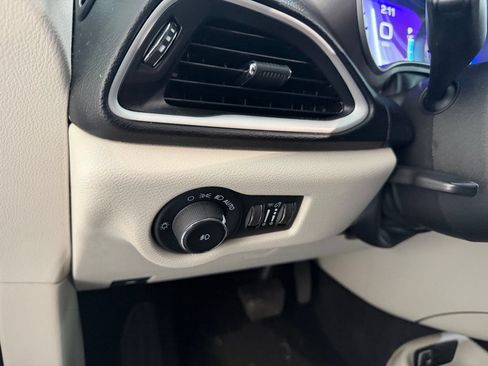 Used 2023 Chrysler Pacifica Touring-L FWD image 13