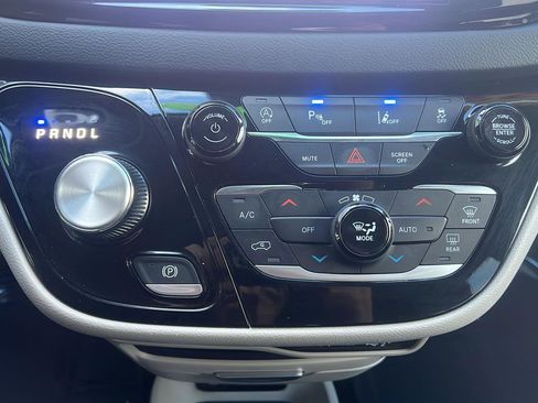 Used 2023 Chrysler Pacifica Touring-L image 11