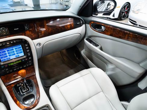 Used 2005 Jaguar XJ8 RWD image 11