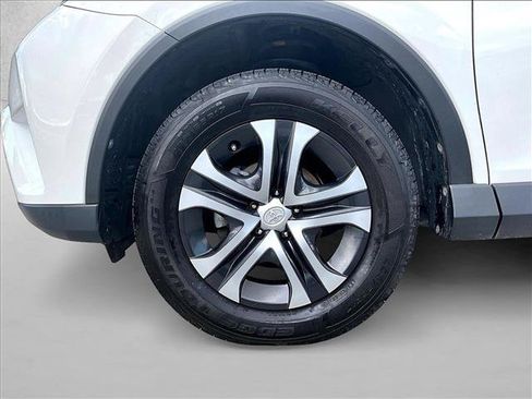 Used 2018 Toyota RAV4 LE FWD image 10