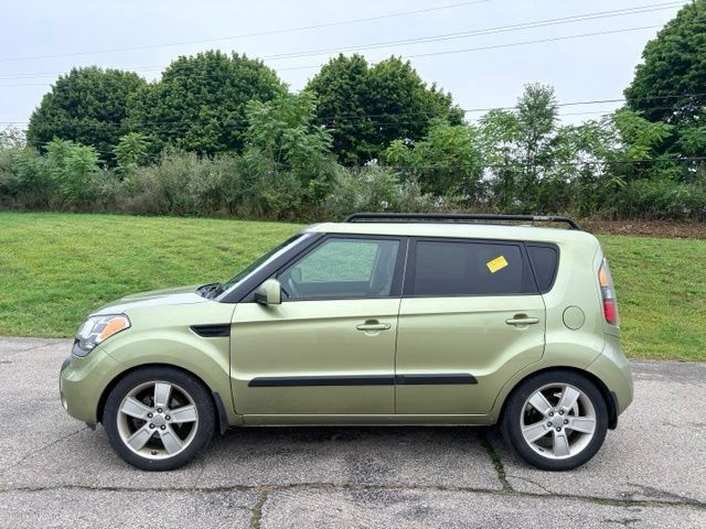 Used 2011 Kia Soul ! FWD image 2