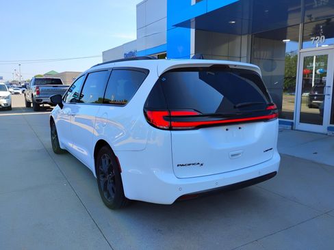 Used 2025 Chrysler Pacifica Limited FWD image 9
