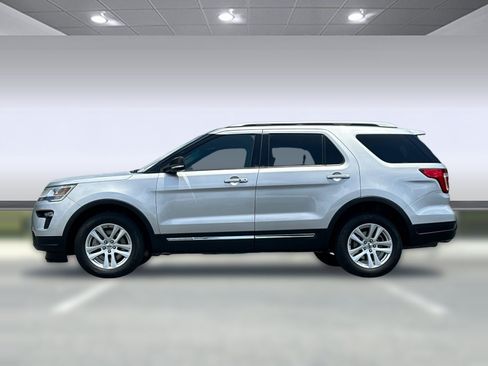 Used 2018 Ford Explorer XLT w/ Equipment Group 201A AWD/4WD image 2