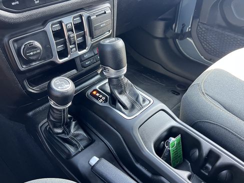 Used 2018 Jeep Wrangler Unlimited Sport S AWD/4WD image 22