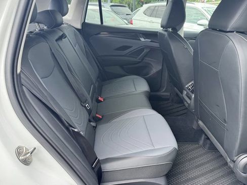 Used 2025 Volkswagen Tiguan SE AWD/4WD image 32