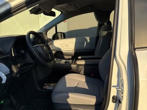 Used 2025 Toyota Sienna LE FWD image 5