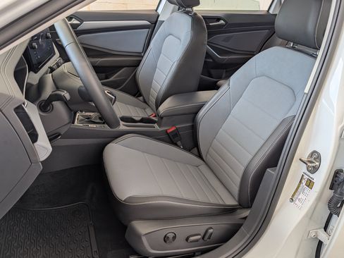 Used 2025 Volkswagen Jetta SE w/ Sunroof Package FWD image 17