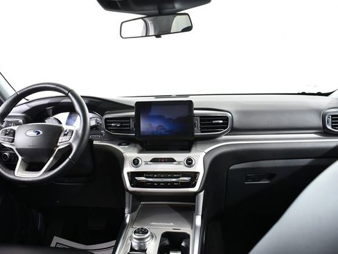 Used 2022 Ford Explorer XLT w/ Equipment Group 202A image 7