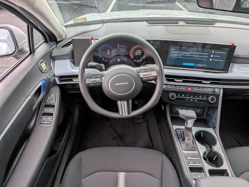 New 2026 Hyundai Elantra Limited FWD image 16