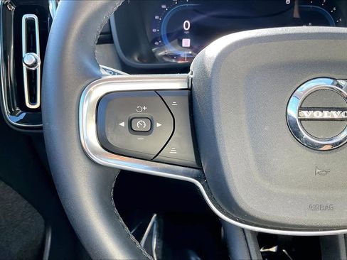 Used 2024 Volvo XC40 B5 Core image 17