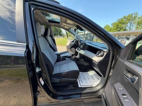 Used 2018 Toyota RAV4 XLE AWD/4WD image 13