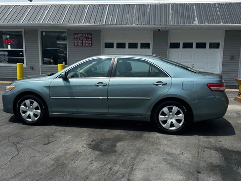 Used 2010 Toyota Camry LE image 4
