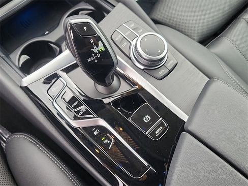 Used 2022 BMW 530e xDrive 530e iPerformance w/ Premium Package image 29