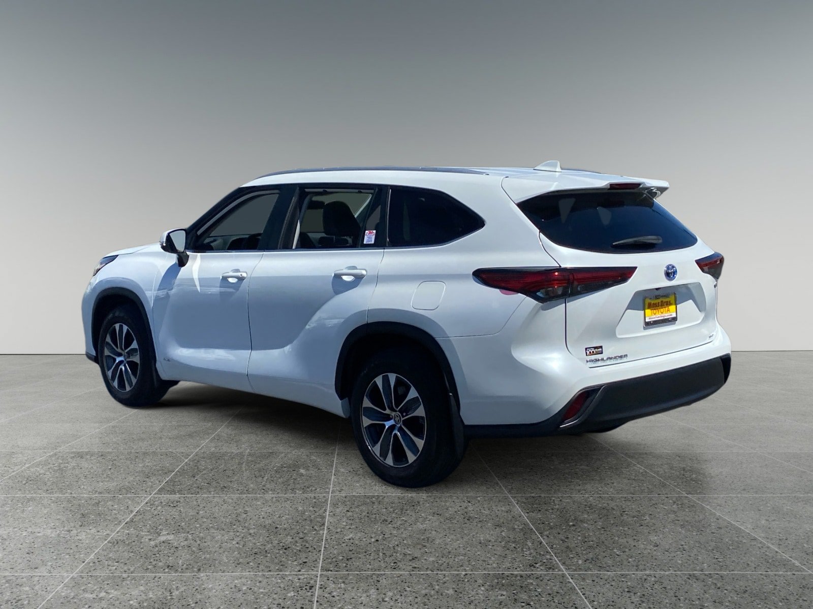 Used 2023 Toyota Highlander XLE AWD/4WD image 3