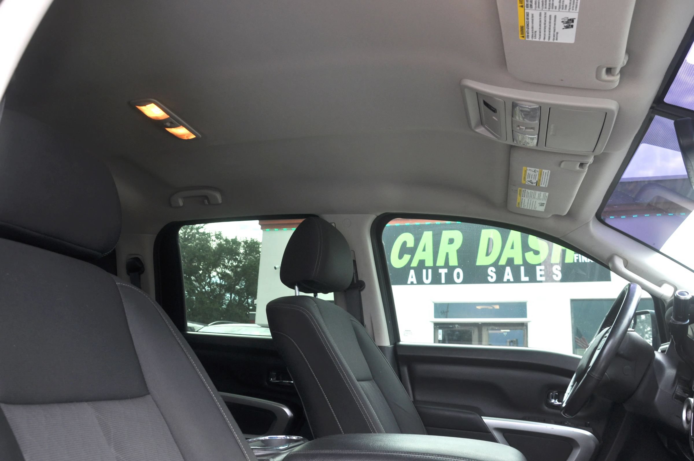 Used 2018 Nissan Titan SV w/ SV Convenience Package RWD image 38
