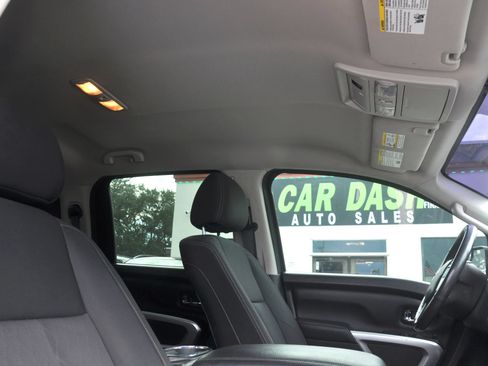 Used 2018 Nissan Titan SV w/ SV Convenience Package RWD image 38