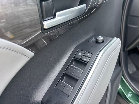 Used 2025 Toyota Highlander Limited image 25