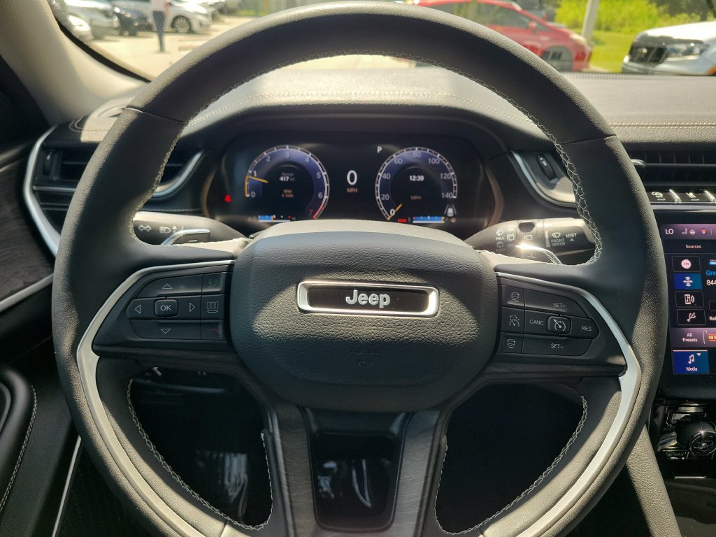 Used 2023 Jeep Grand Cherokee Limited w/ Luxury Tech Group II RWD image 8