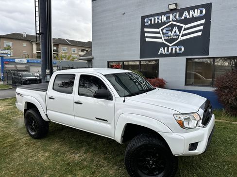 Used 2015 Toyota Tacoma TRD Off-Road w/ TRD Off-Road Package image 2